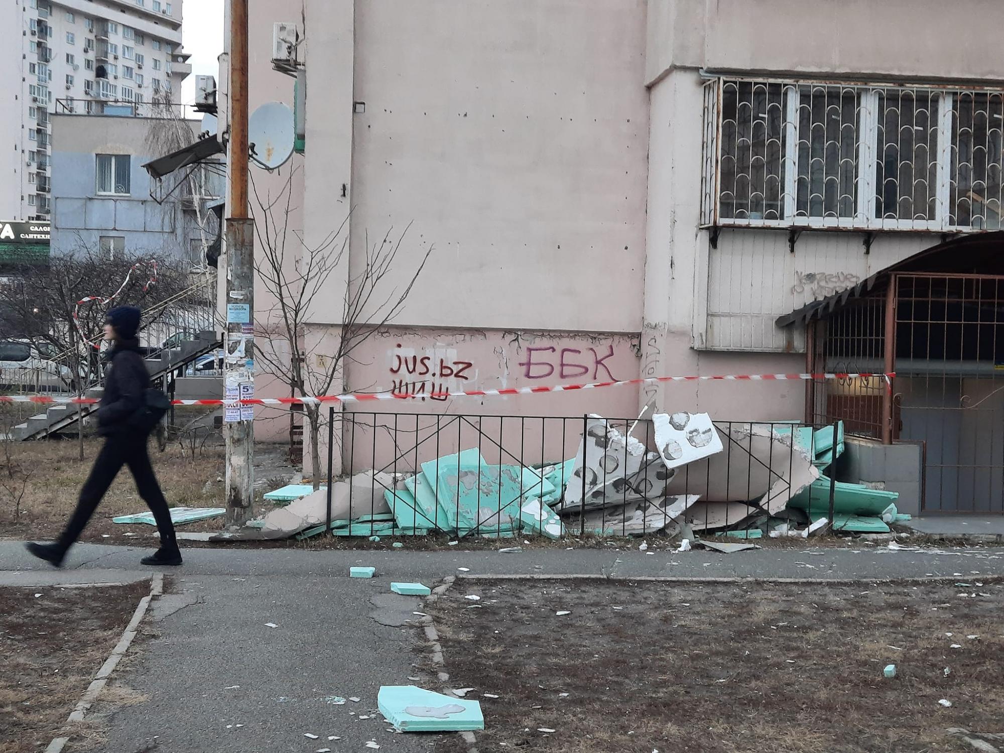 У Києві ураган зірвав утеплювач з багатоповерхівки (фото)