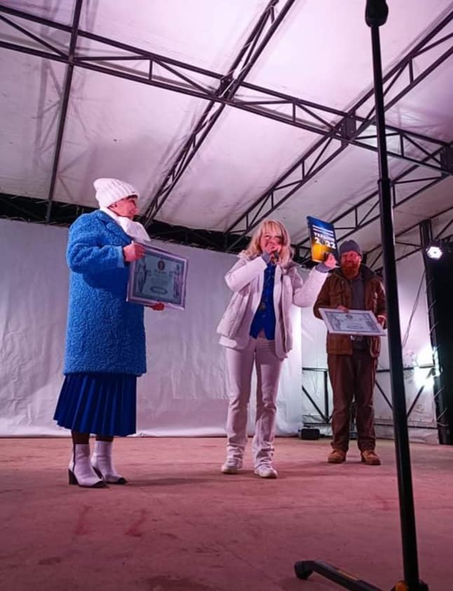 Під Одесою спорудили триметрову ялинку з монет та встановили рекорд України (фото)