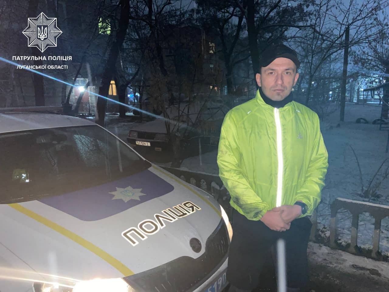 Украинский патрульный в свой выходной героически спас ребенка из горящей квартиры (фото)