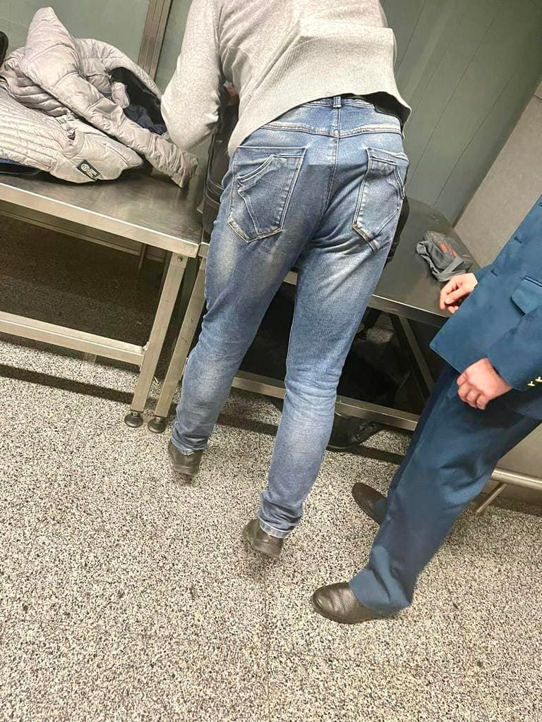У "Борисполі" спіймали винахідливого українця, який примотав Iphone до себе скотчем (фото)