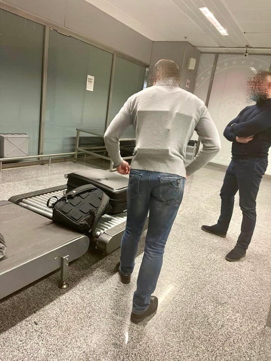 У "Борисполі" спіймали винахідливого українця, який примотав Iphone до себе скотчем (фото)