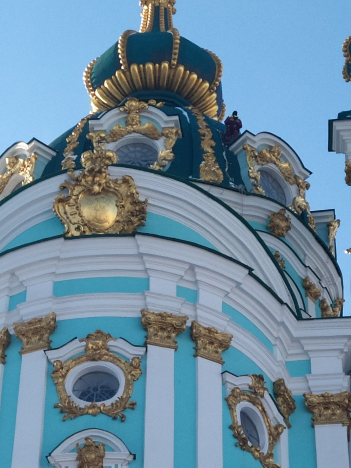 В Киеве из-за непогоды пострадала Андреевская церковь: в куполе треснуло стекло (фото)
