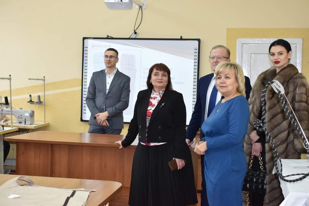 В мэрии Львова оскандалились из-за таинственной спутницы чиновника в откровенном наряде: кто она такая