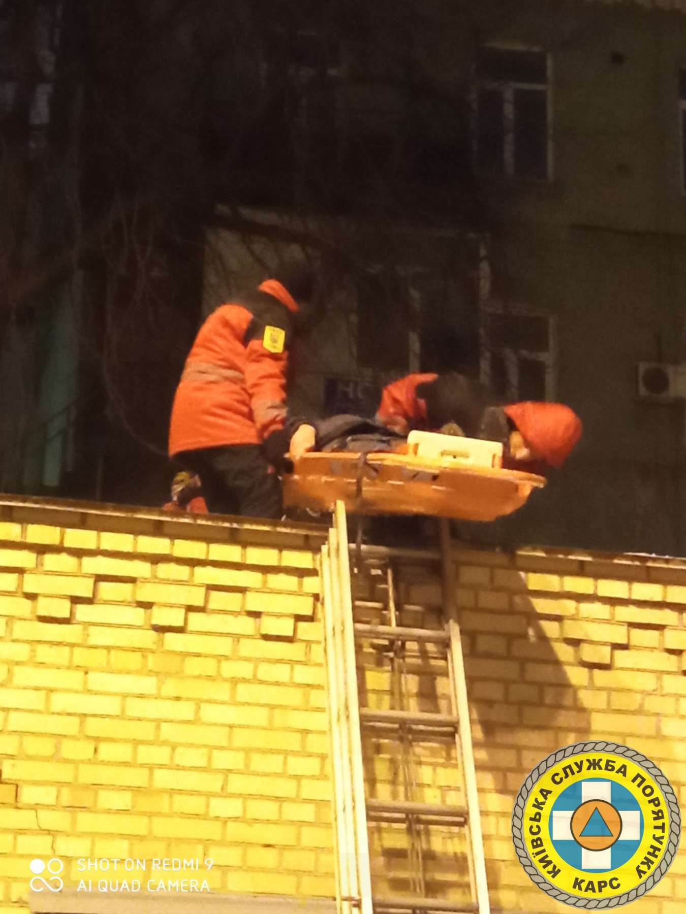 В Киеве мужчина пытался догнать воров и упал на крышу гаража: что с пострадавшим (фото)