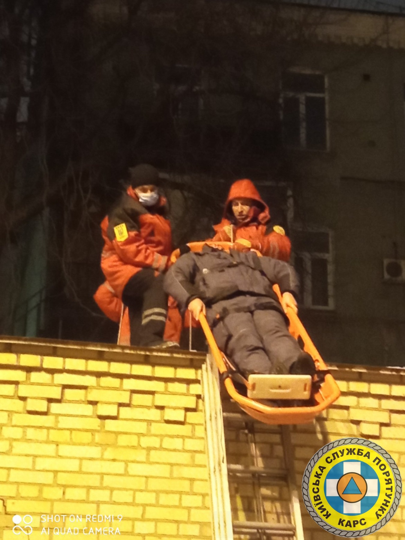 В Киеве мужчина пытался догнать воров и упал на крышу гаража: что с пострадавшим (фото)