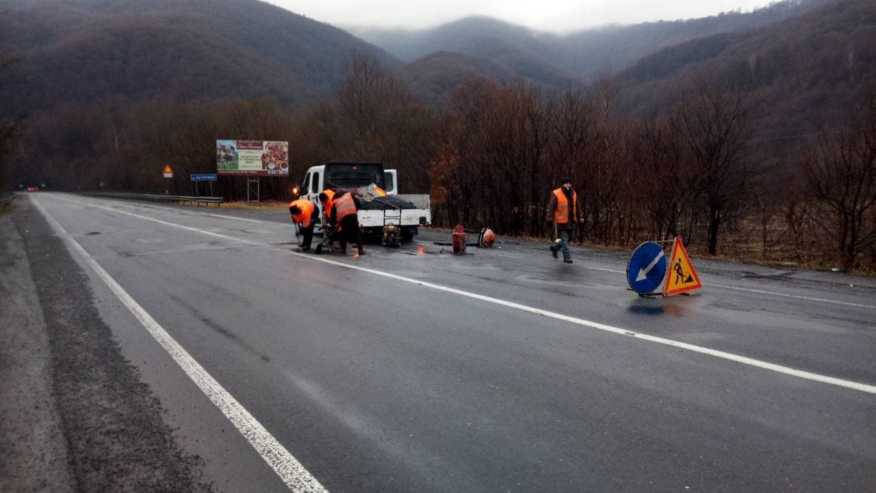 В Україні розвалилася міжнародна траса Київ - Чоп: водіїв просять не їхати