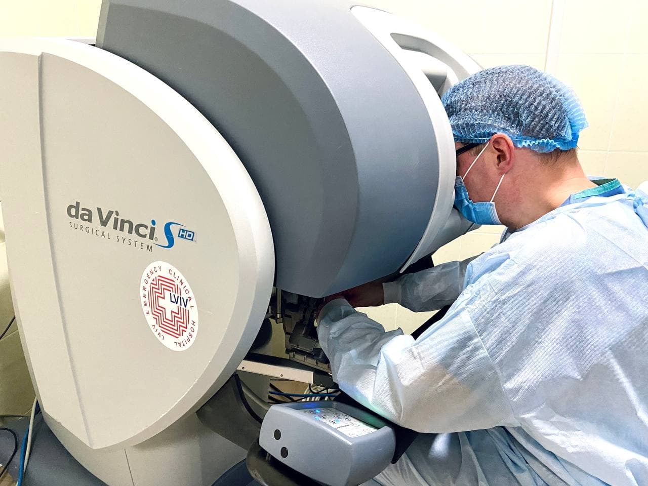 Вперше в Україні лікарі прооперували стравохід за допомогою робота Da Vinci (фото)