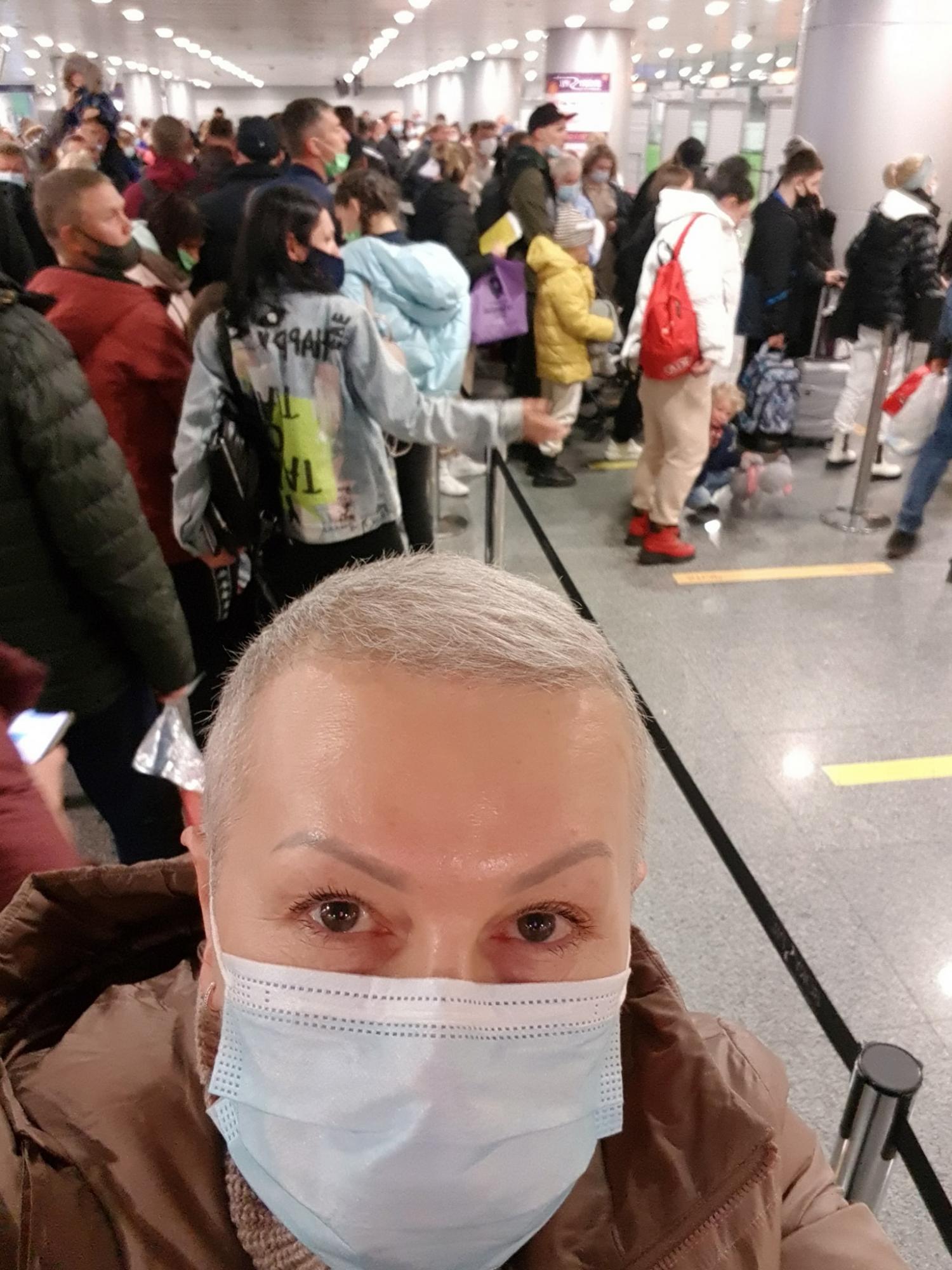 Діти, що плачуть, і люди, як оселедці в банку: Алла Мазур розповіла, як людей "маринують" в чергах "Борисполя"
