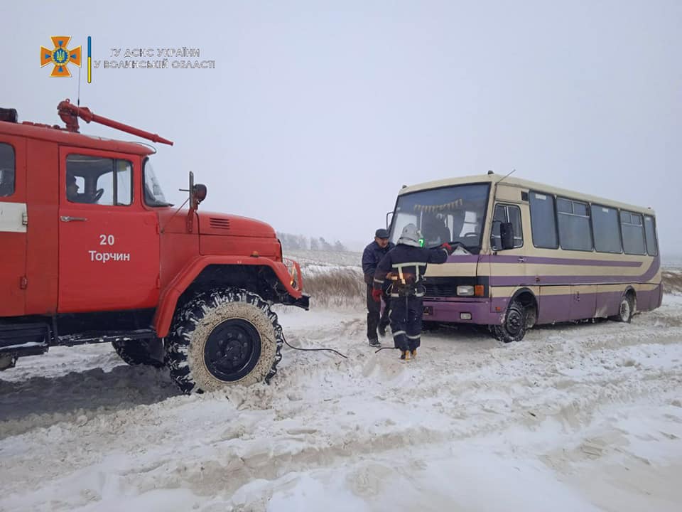 На Волині рятувальники витягали зі снігового полону "швидку" з хворою жінкою (відео)
