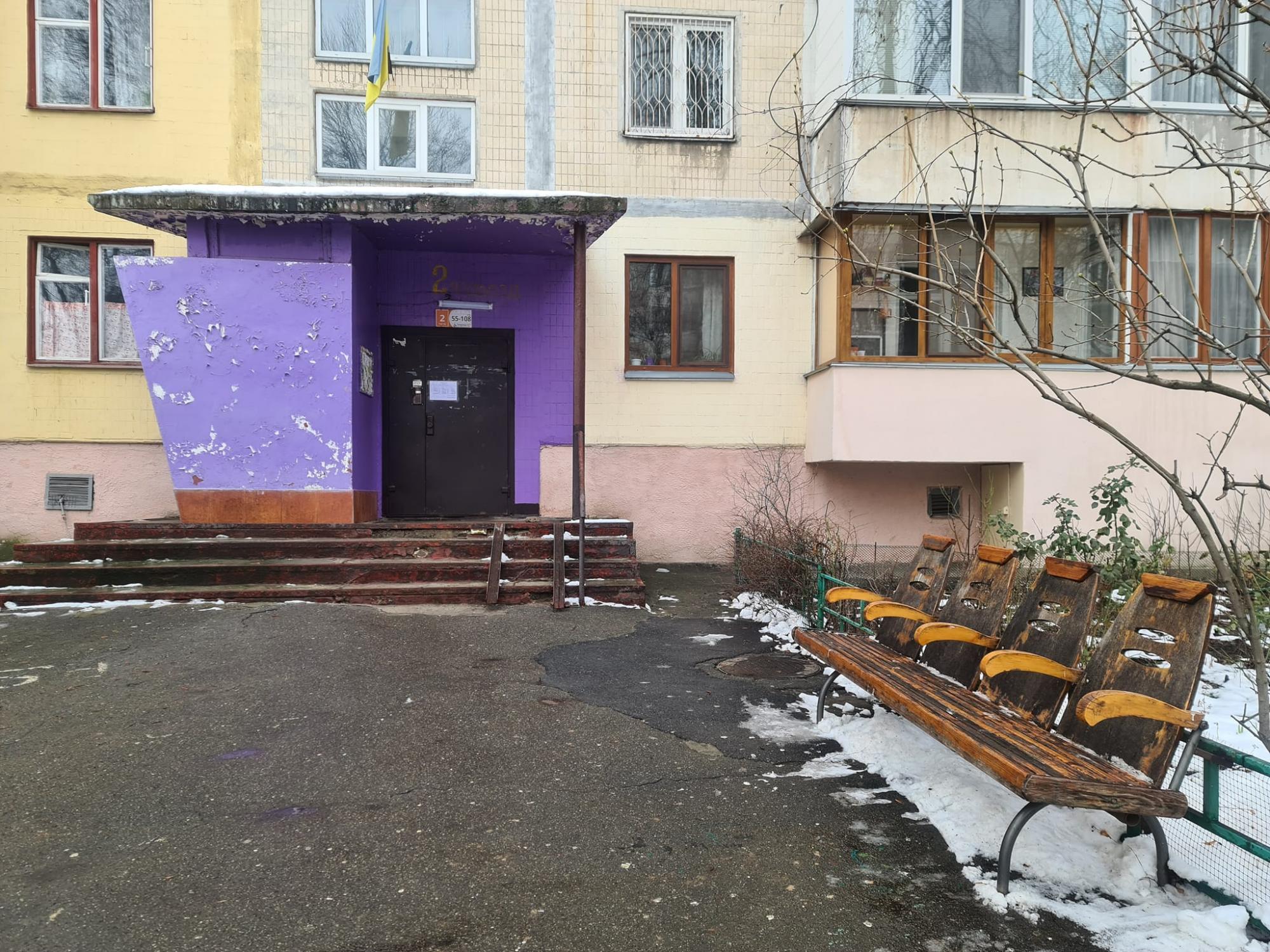 У Києві біля під'їзду встановили крісла ЖД вокзалу: "добре, що рейки не підвели" (фото)