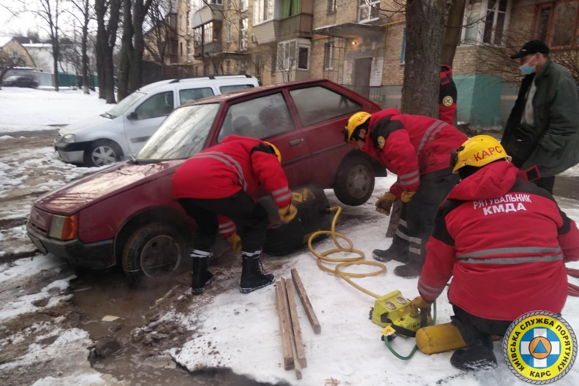 В Киеве машины провалились под асфальт из-за ЧП с магистралью (фото)