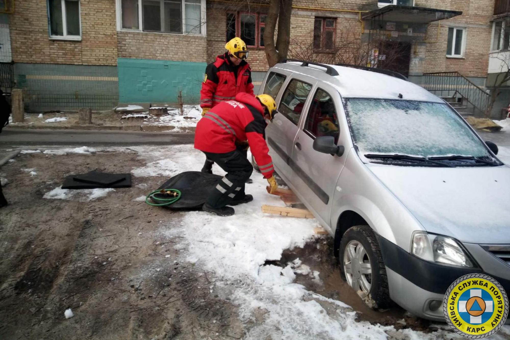 В Киеве машины провалились под асфальт из-за ЧП с магистралью (фото)