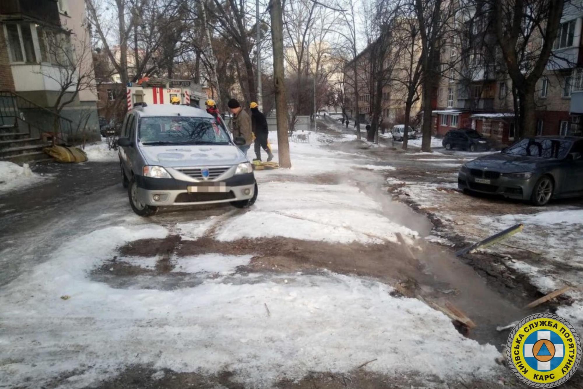 В Киеве машины провалились под асфальт из-за ЧП с магистралью (фото)