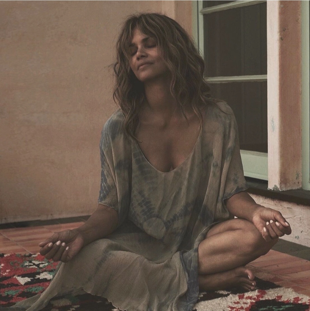 Як швидко побороти тривогу і заспокоїти нерви: дієва вправа від Холлі Беррі