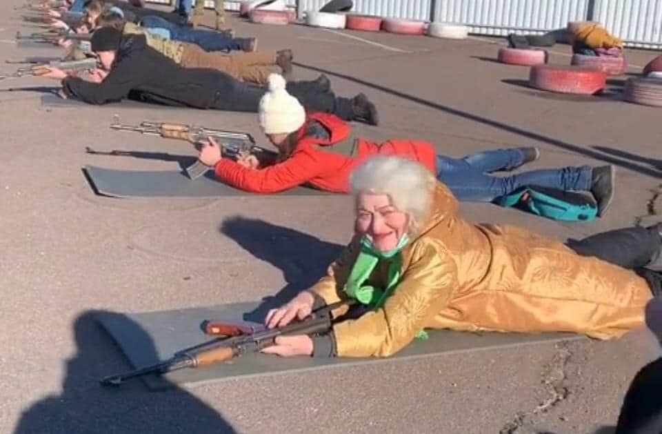"У украинцев - ген сопротивления": бабушка из Мариуполя освоила автомат и прославилась на весь мир