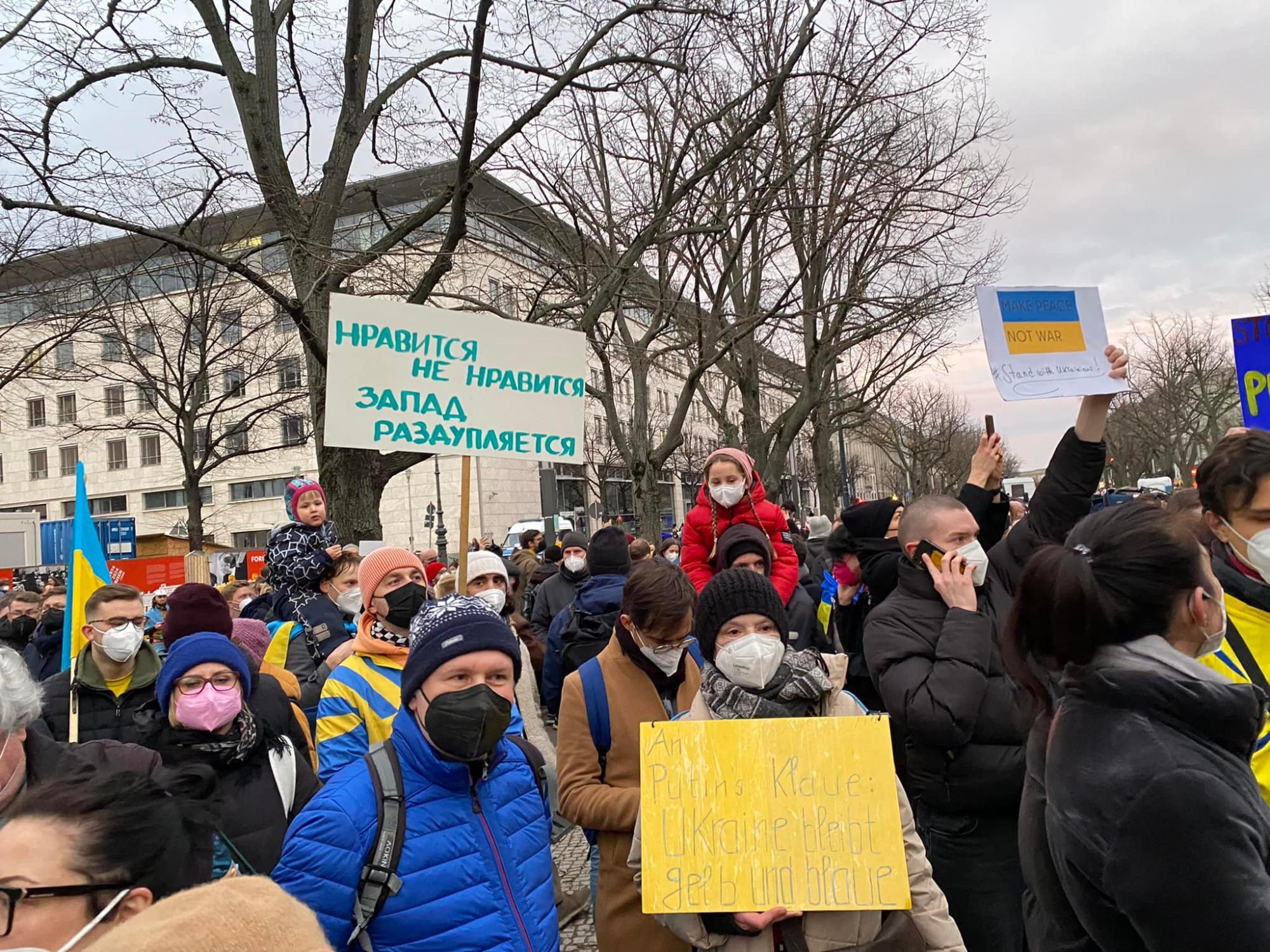 "Путін, геть з Донбасу": у Берліні та Парижі підтримали Україну і вийшли проти агресії РФ