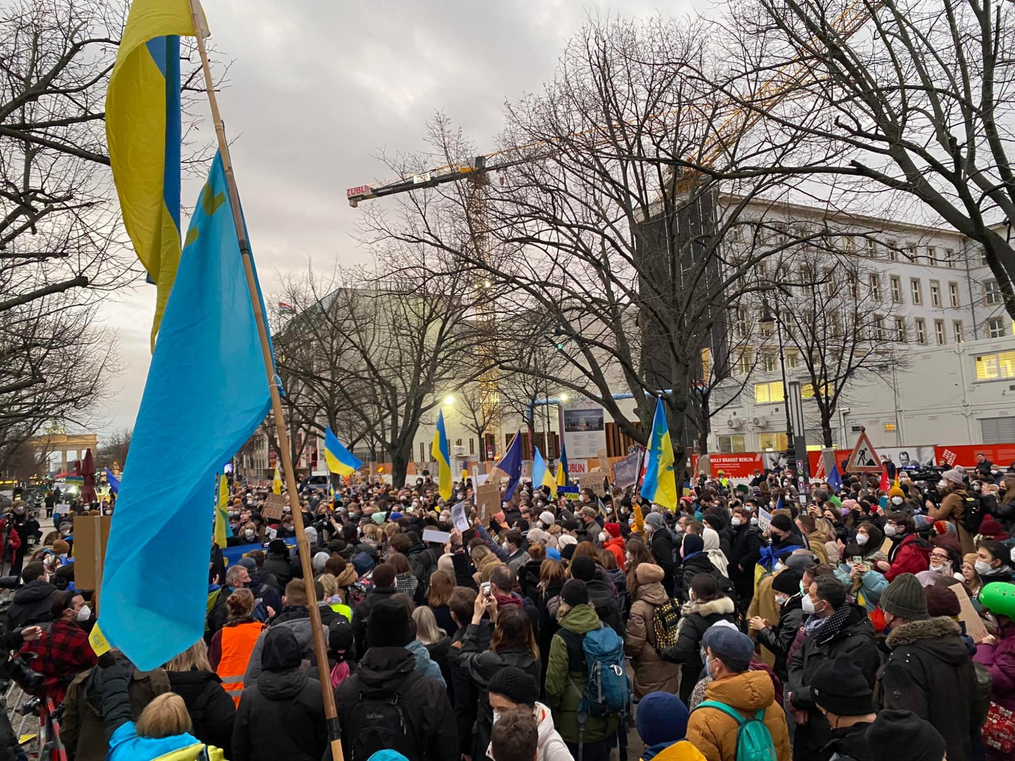 "Путін, геть з Донбасу": у Берліні та Парижі підтримали Україну і вийшли проти агресії РФ