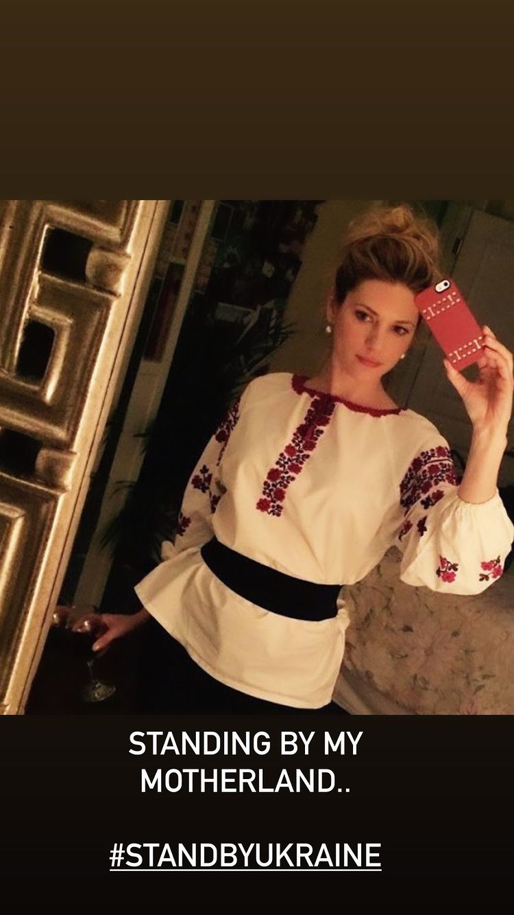 Підтримую Батьківщину: зірка "Вікінгів" одягла вишиванку і вперше показала унікальні фото української рідні