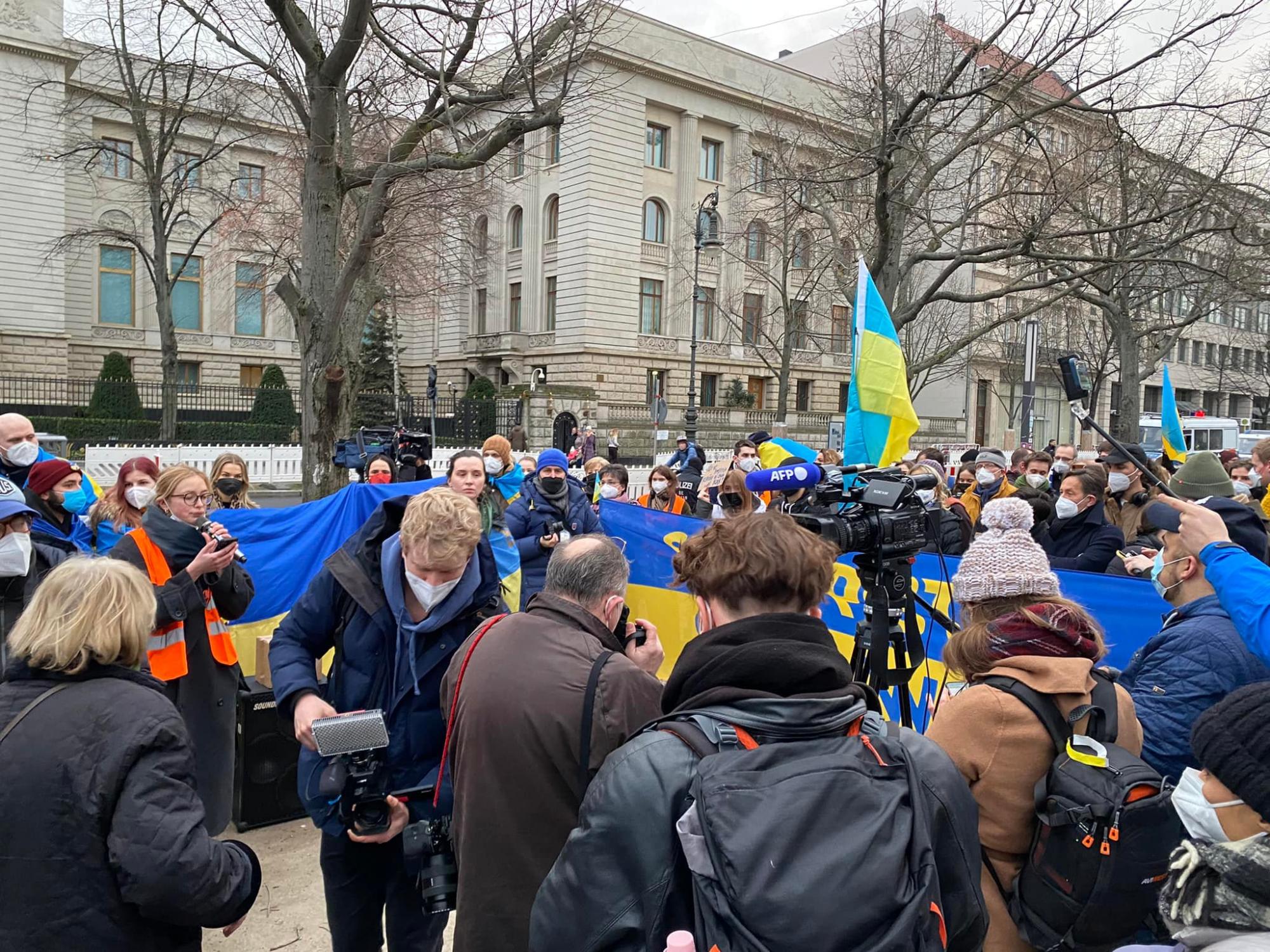 "Путін, геть з Донбасу": у Берліні та Парижі підтримали Україну і вийшли проти агресії РФ