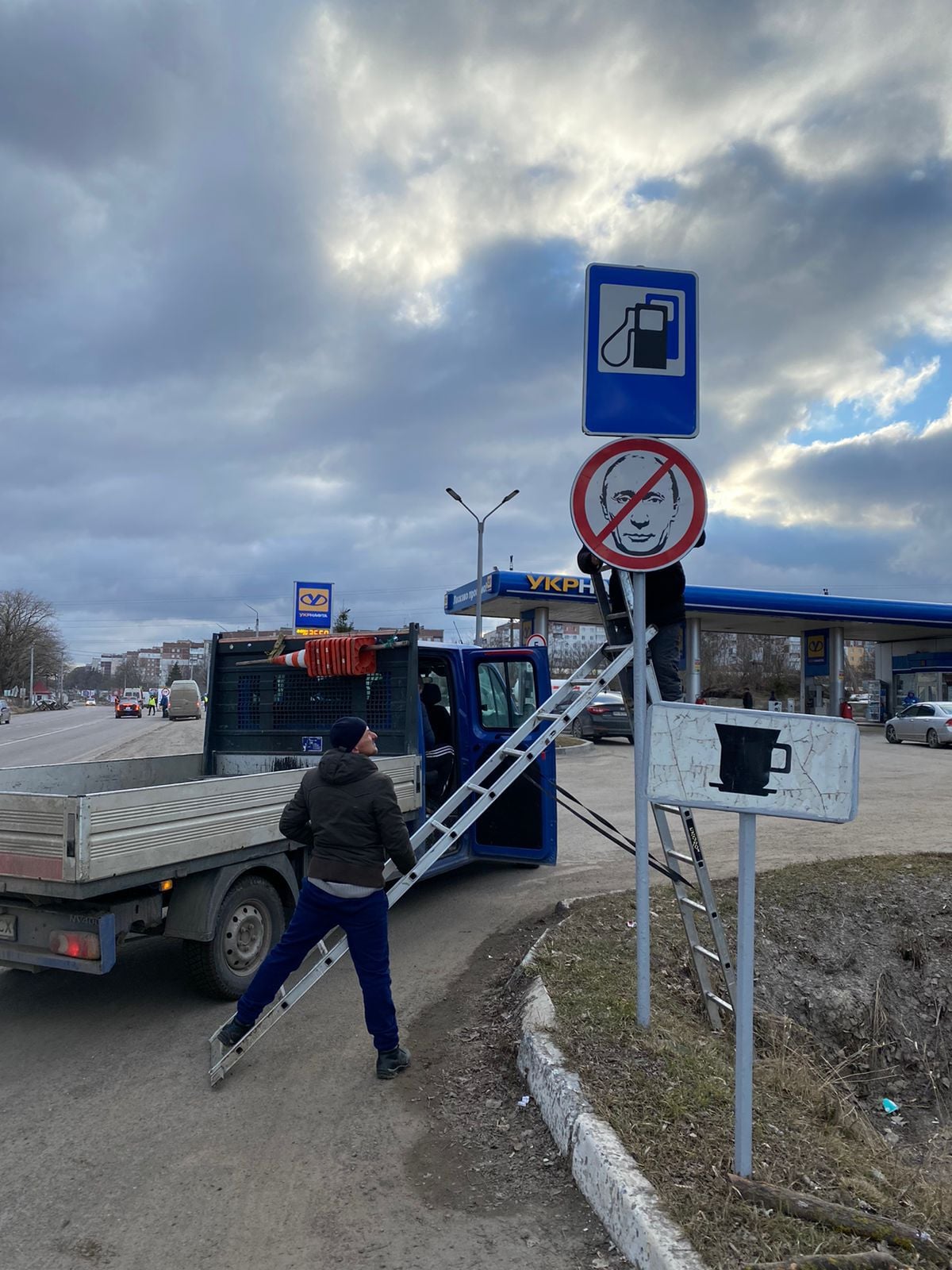 Укравтодор встановлює нові знаки: Путіну рух заборонено (фото)