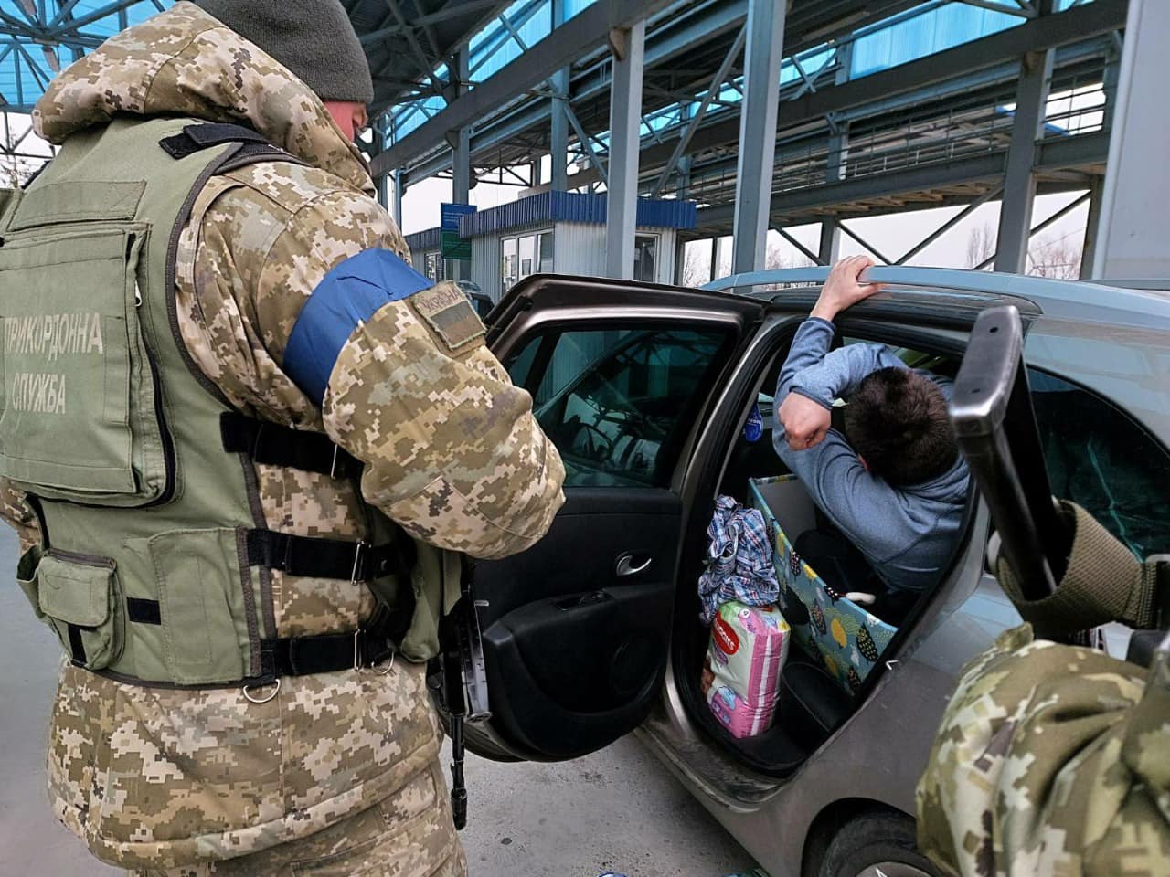 Чоловік хотів утекти з України в "пакунку малюка", сховавшись між памперсами (фото)