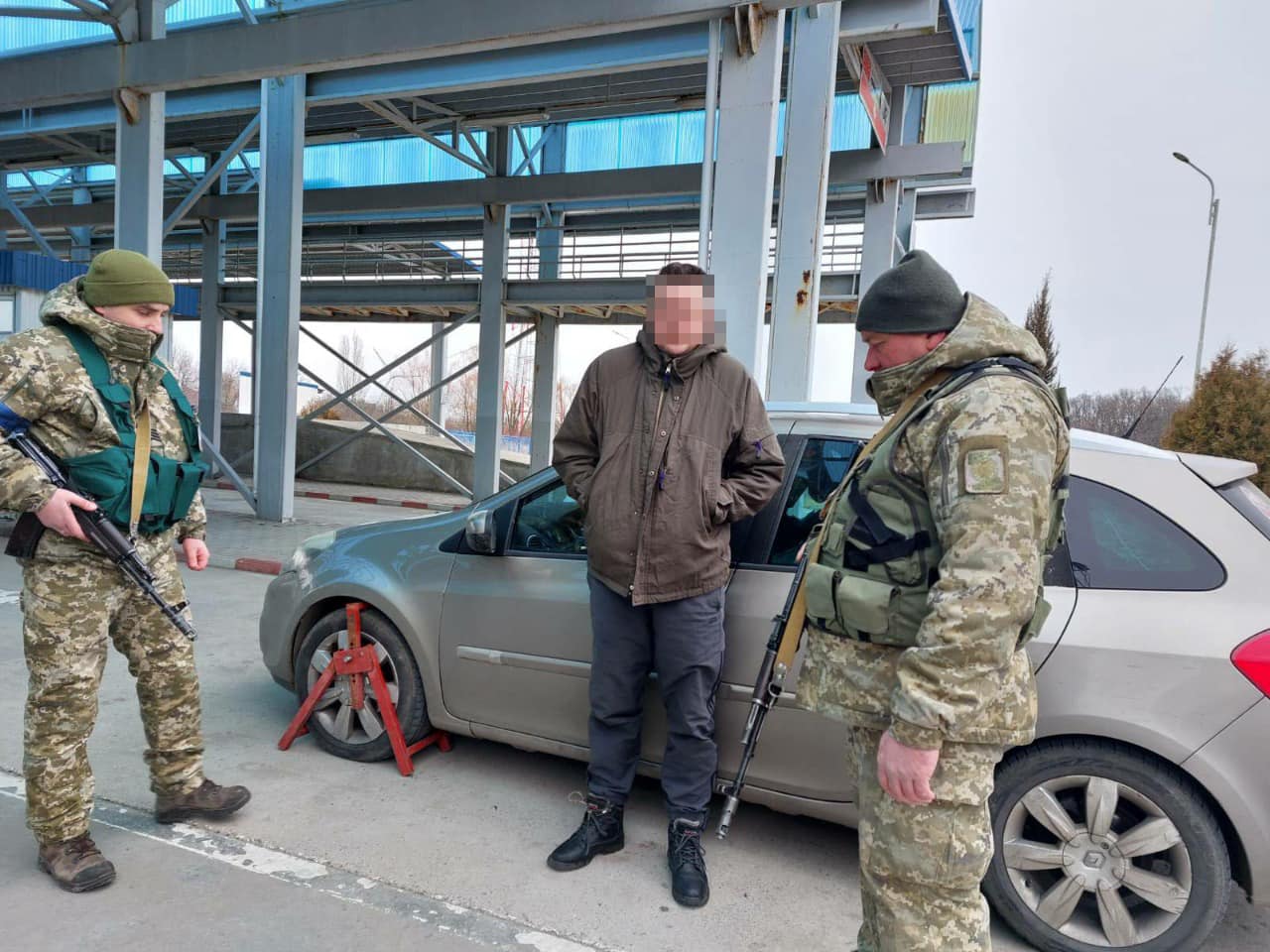 Чоловік хотів утекти з України в "пакунку малюка", сховавшись між памперсами (фото)