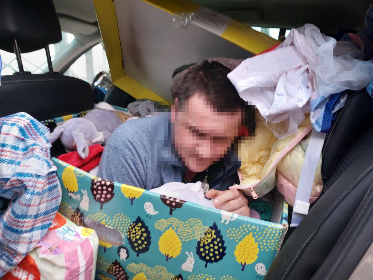 Чоловік хотів утекти з України в "пакунку малюка", сховавшись між памперсами (фото)
