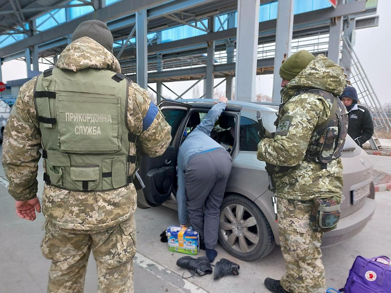 Чоловік хотів утекти з України в "пакунку малюка", сховавшись між памперсами (фото)