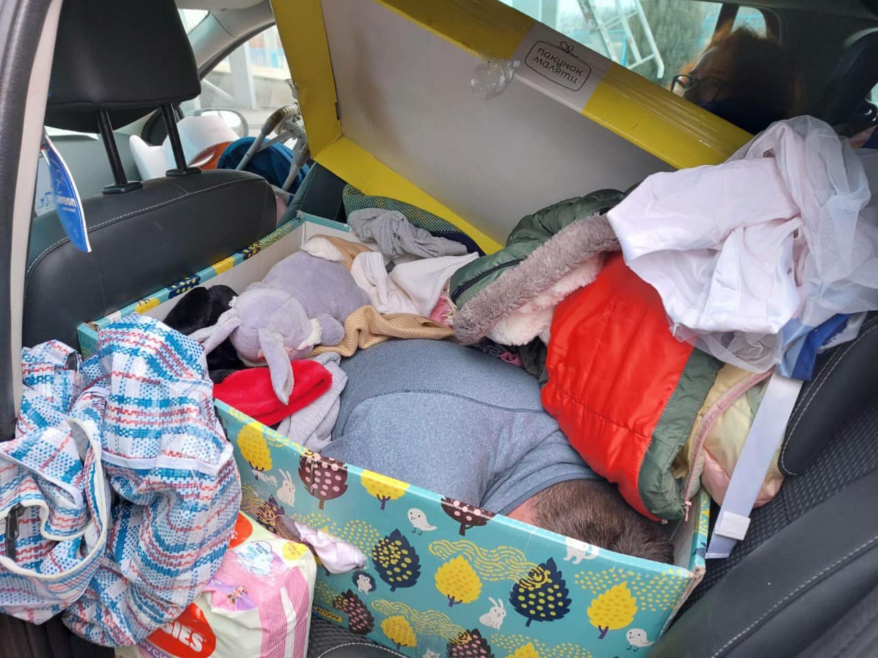 Чоловік хотів утекти з України в "пакунку малюка", сховавшись між памперсами (фото)