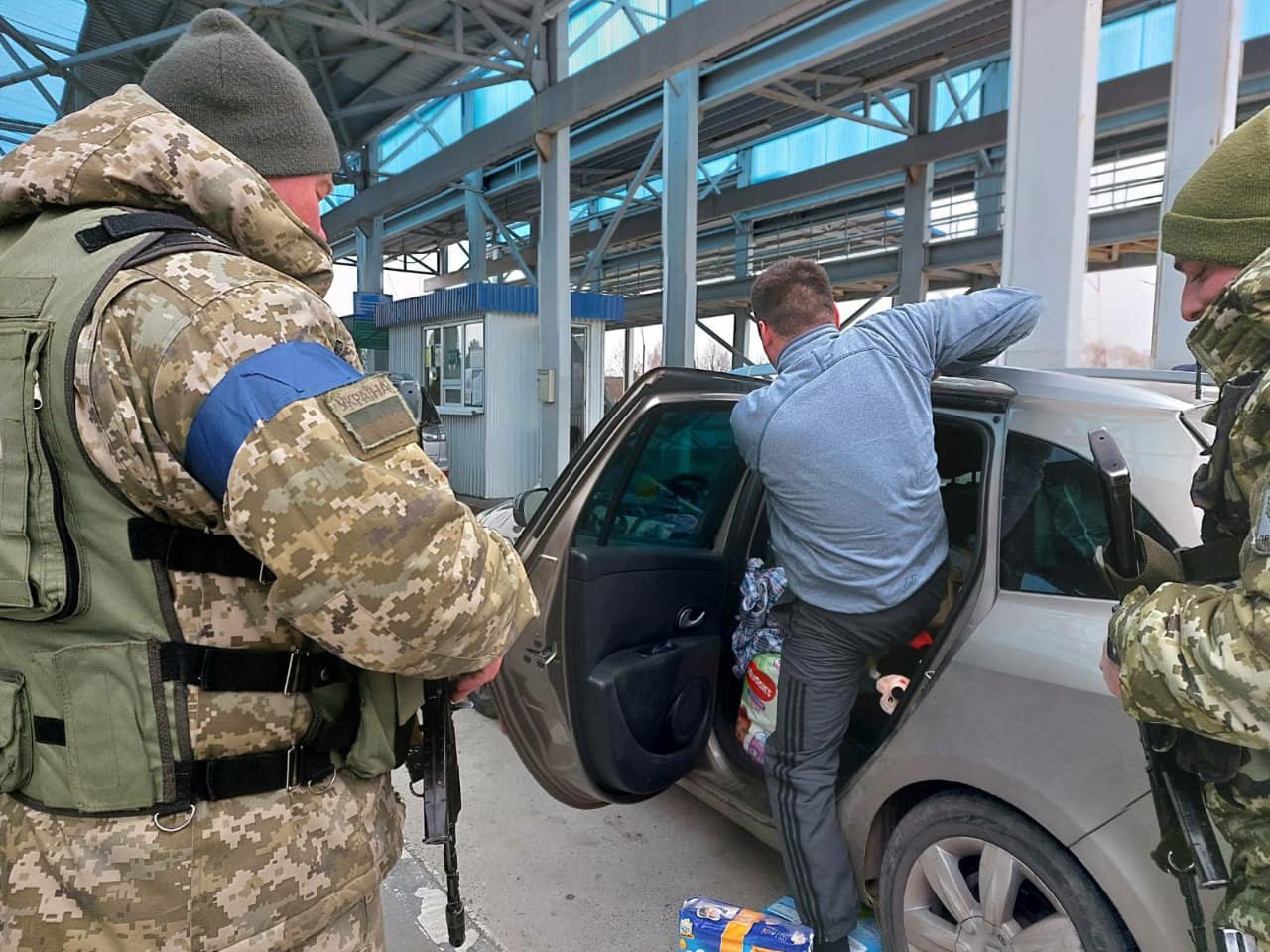 Чоловік хотів утекти з України в "пакунку малюка", сховавшись між памперсами (фото)