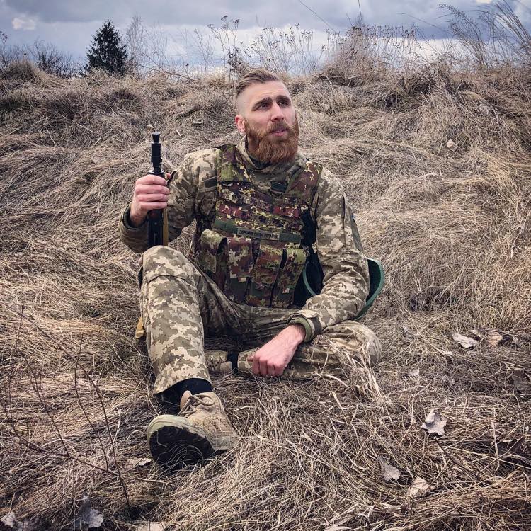 "Тільки не пиши мені про війну": український захисник написав вірш, який пробирає до сліз