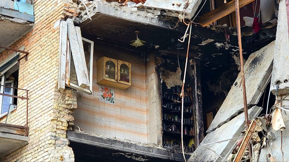 У шафки з Бородянки з'явилася сестра: у Горенці вціліла ще одна кухонна поличка з банками