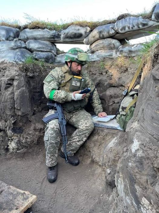 Професор УжНУ в перервах між бойовими чергуваннями читає лекції студентам з окопів (фото)