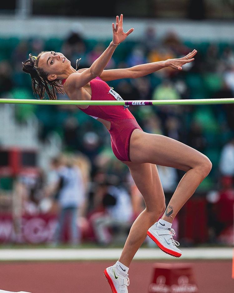 Українську легкоатлетку довели до сліз за кордоном: зупиняли на вулиці та бажали перемоги у війні