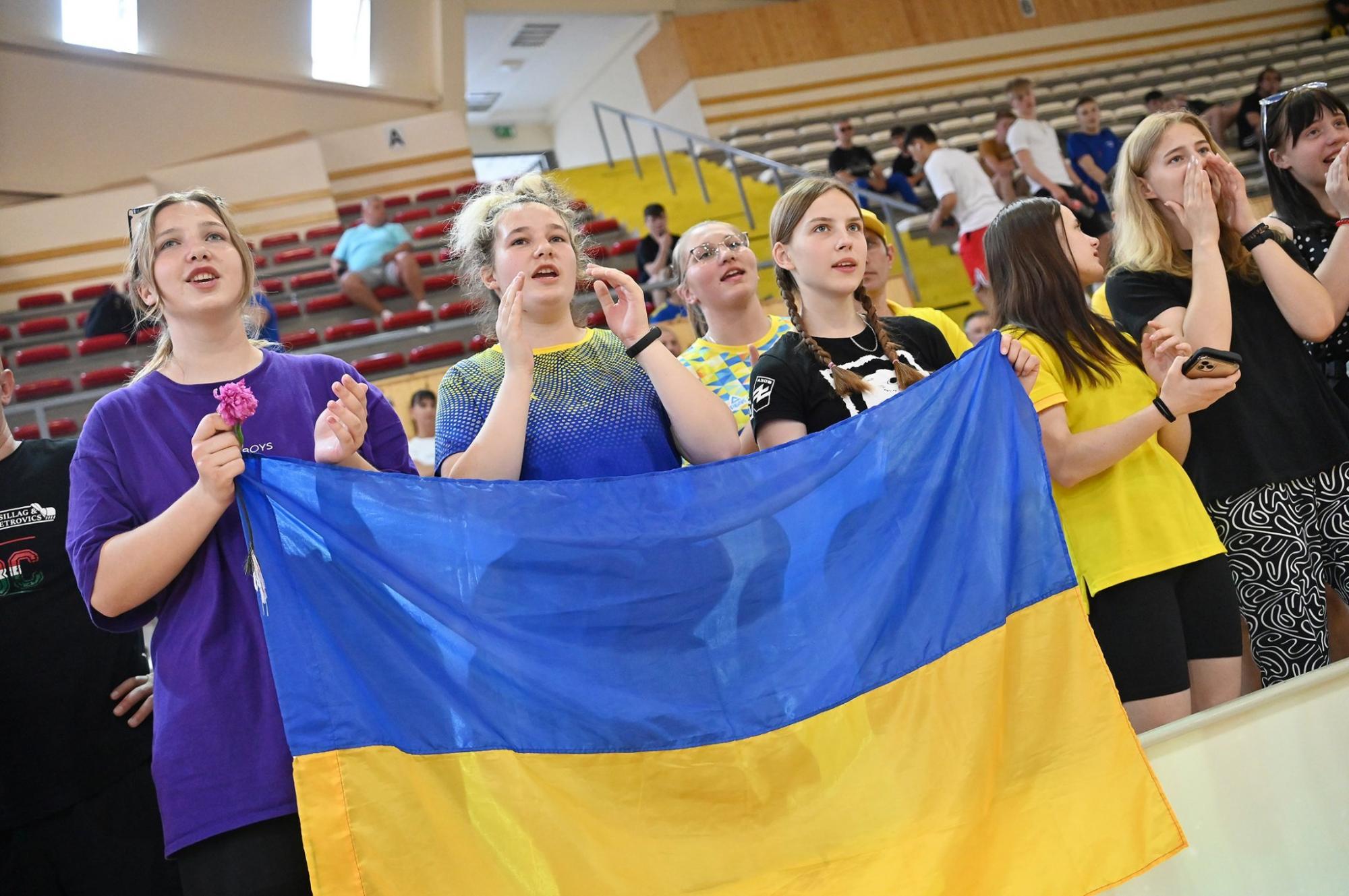 16-летняя украинка на турнире по боксу в Венгрии на пьедестале подняла флаг "Азова"
