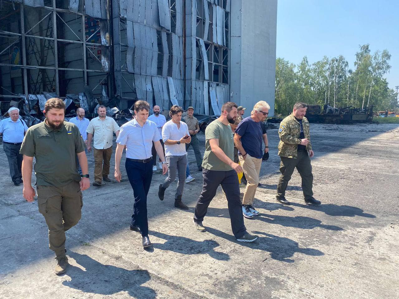 Британский миллиардер Брэнсон посетил Гостомель и интересовался восстановлением аэродрома: фото и видео
