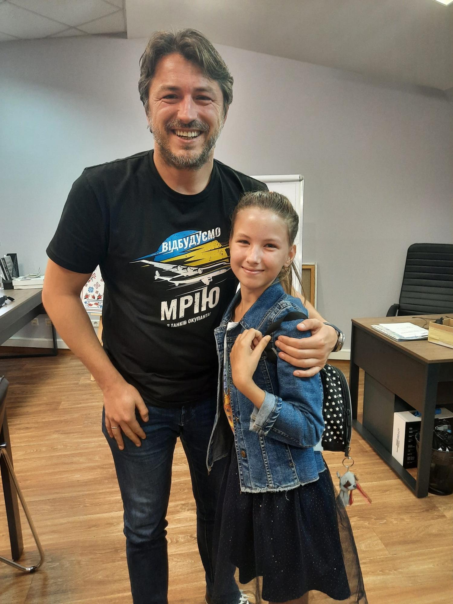 Притула не стримав сліз: 10-річна чемпіонка світу зібрала для ЗСУ гроші, які виграла в шашки