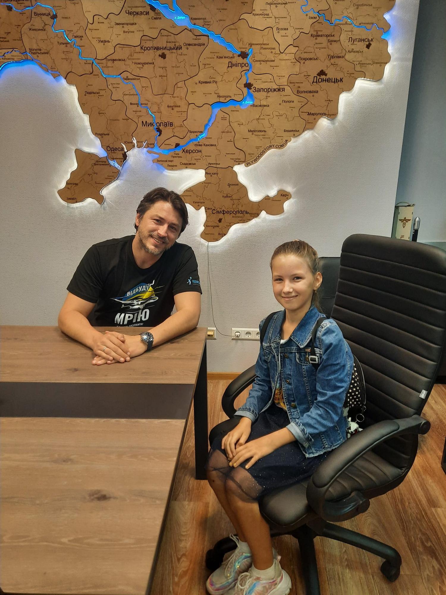 Притула не стримав сліз: 10-річна чемпіонка світу зібрала для ЗСУ гроші, які виграла в шашки