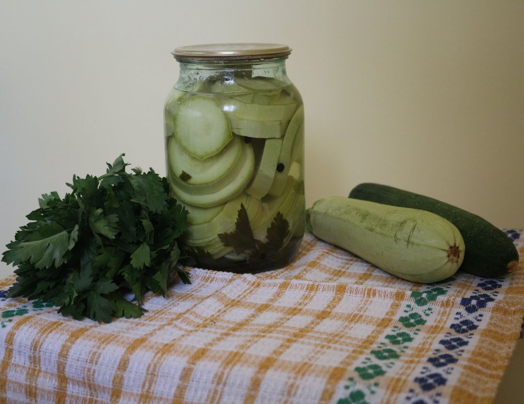 Огірки, гриби, кабачки: найкращі рецепти маринованих смаколиків на зиму