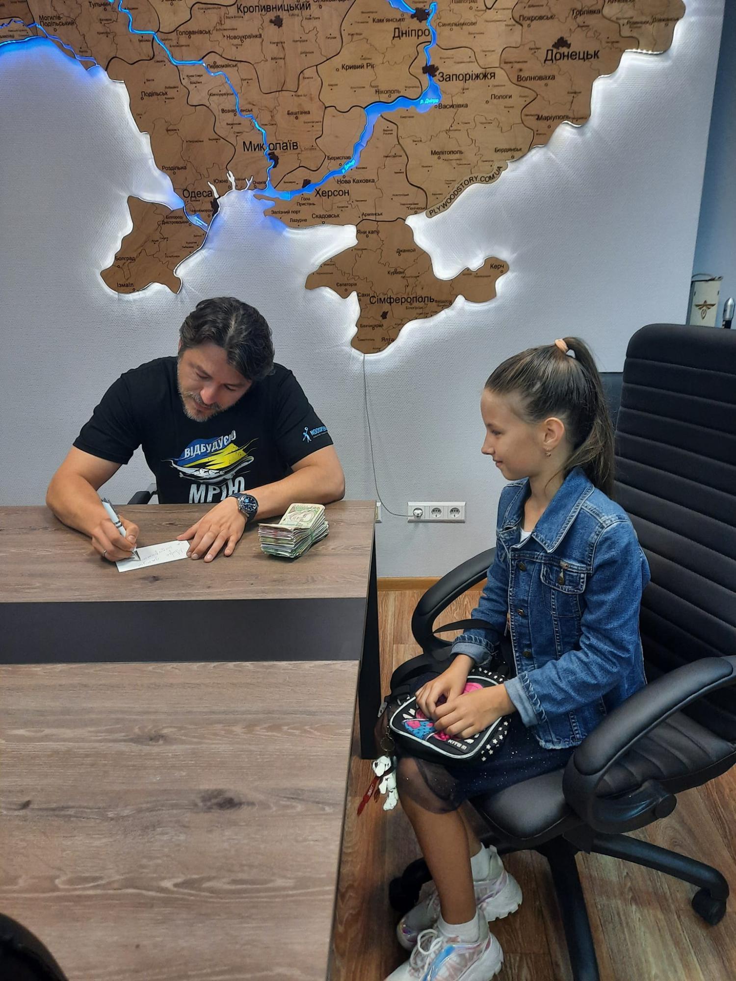 Притула не стримав сліз: 10-річна чемпіонка світу зібрала для ЗСУ гроші, які виграла в шашки