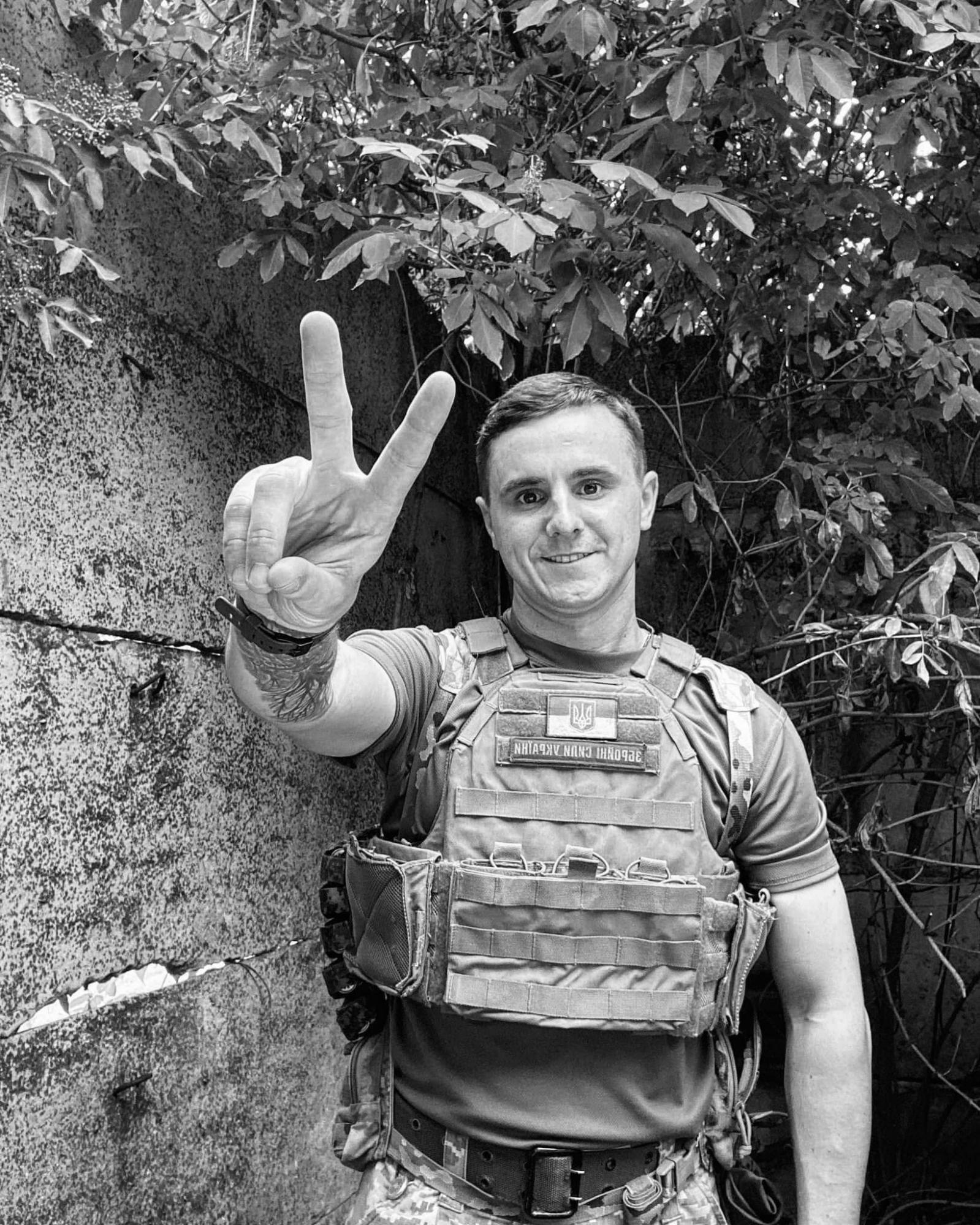 Украинцы 10-километровой живой цепью на коленях встречали погибшего героя Юрия Тарана (видео)