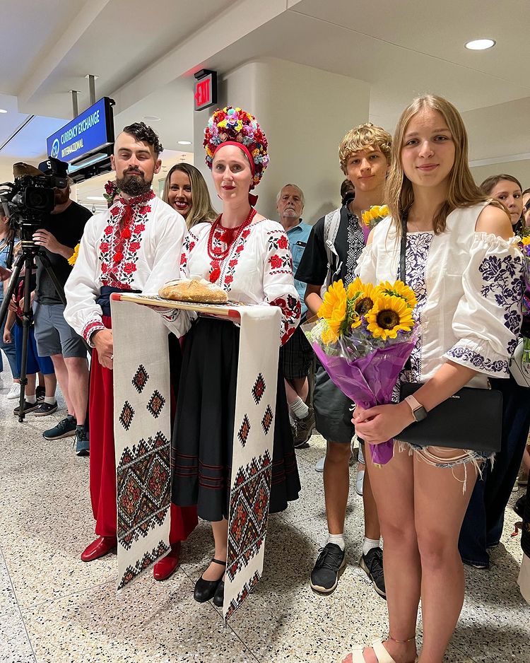 Бойцов ВСУ трогательно встретили в США на бесплатное протезирование: видео довело сеть до слез