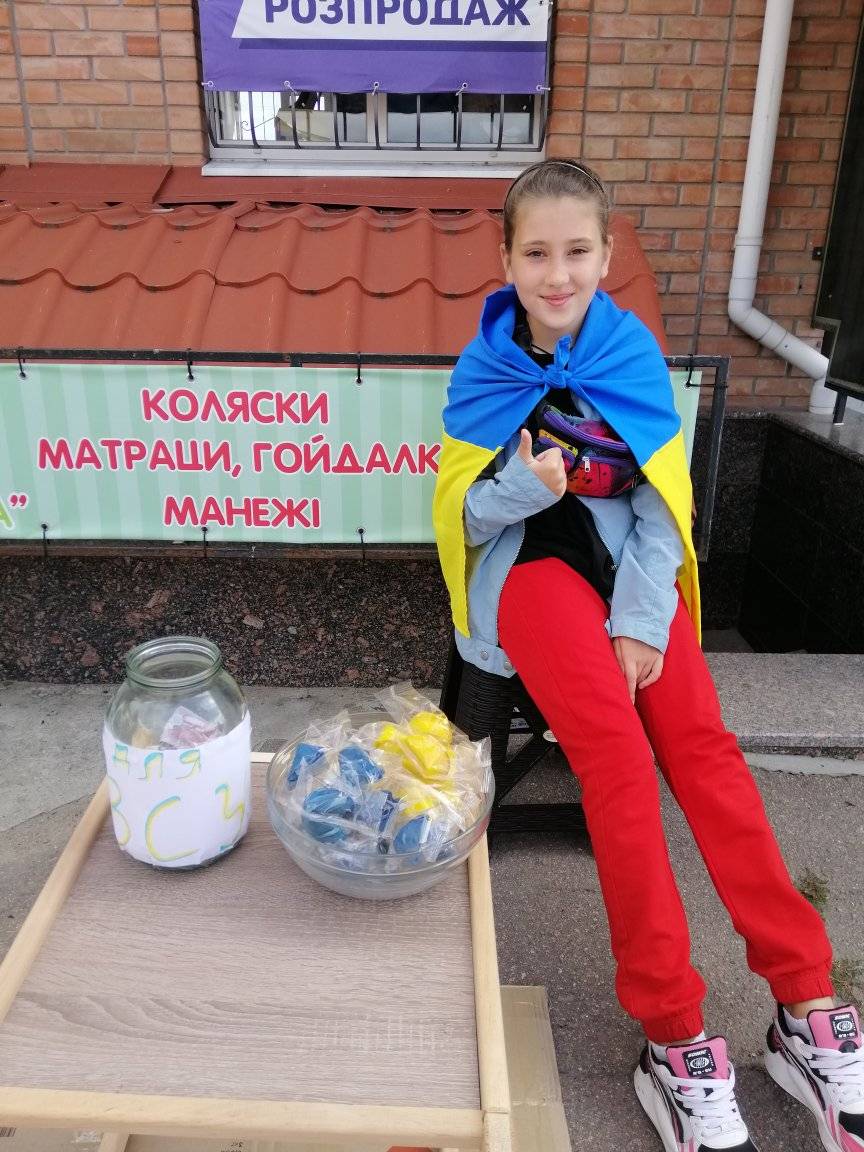 По-перше, це красиво: 10-річна Аліса продає печиво, щоб допомогти захисникам Миколаєва