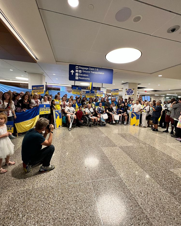 Бойцов ВСУ трогательно встретили в США на бесплатное протезирование: видео довело сеть до слез