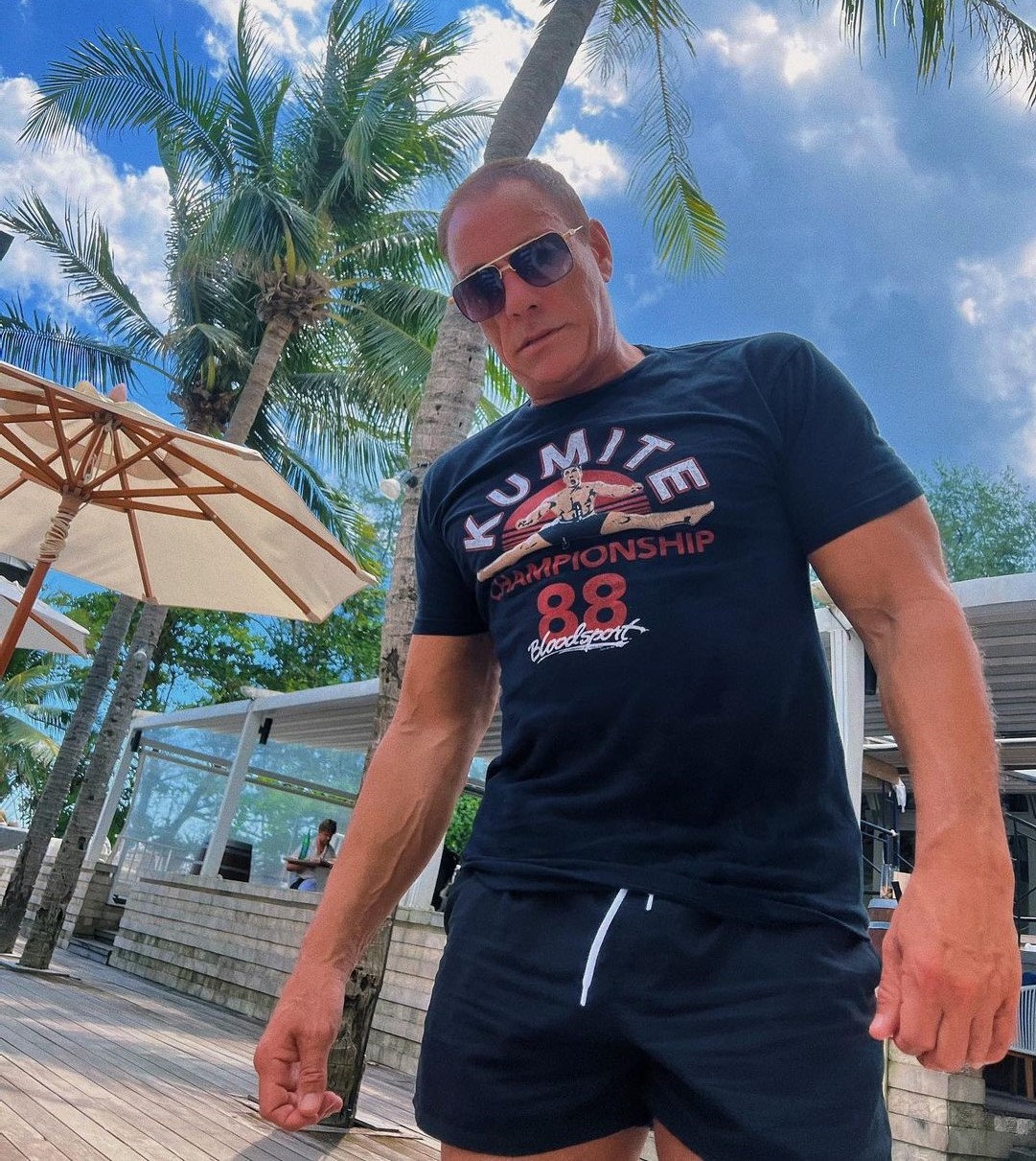 Звезда Голливуда Жан-Клод Ван Дамм встретился с украинскими военными и выкрикнул "Слава Украине!"