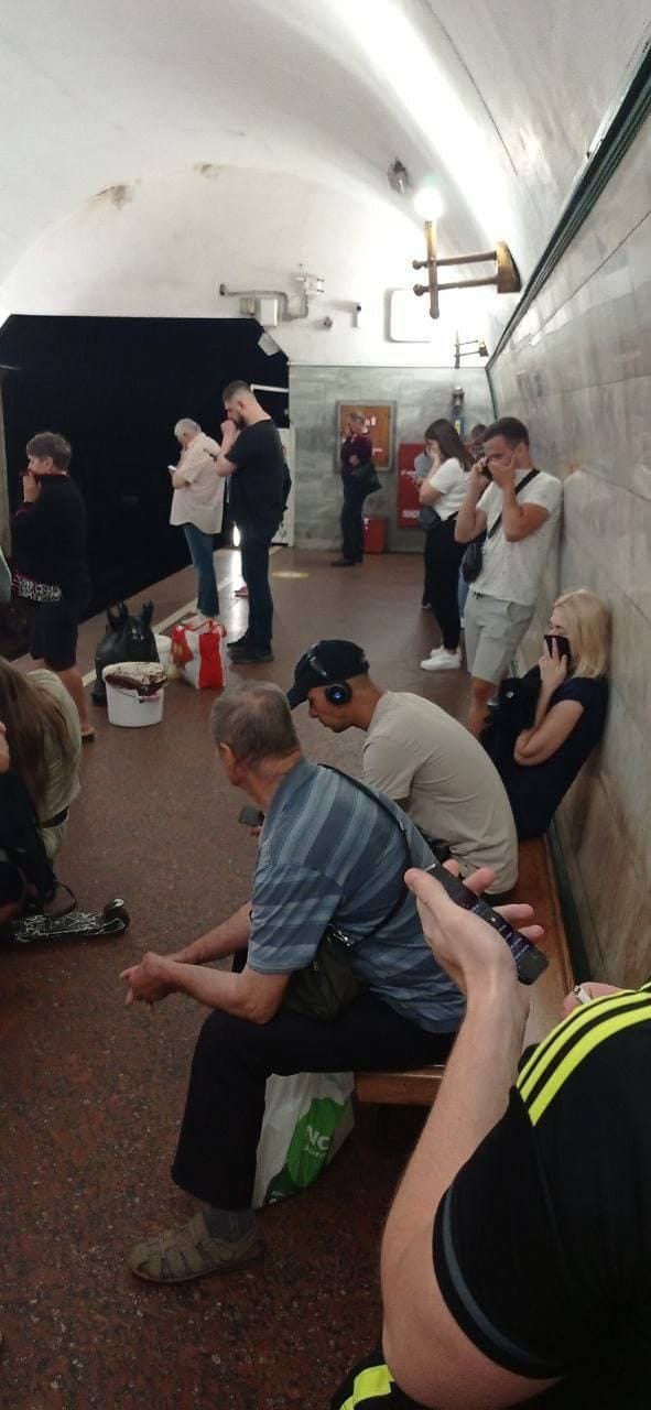 ЧП в метро Киева. На станции "Льва Толстого" распылили неизвестное вещество, люди задыхаются