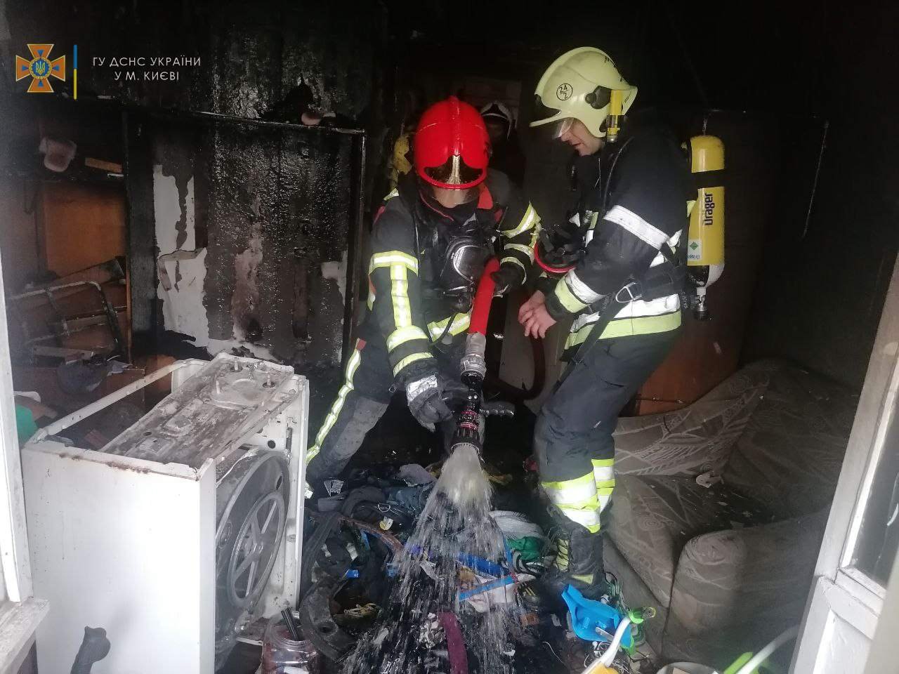У Києві малолітня дитина під час пожежі врятувала батьків: як це сталось (фото)