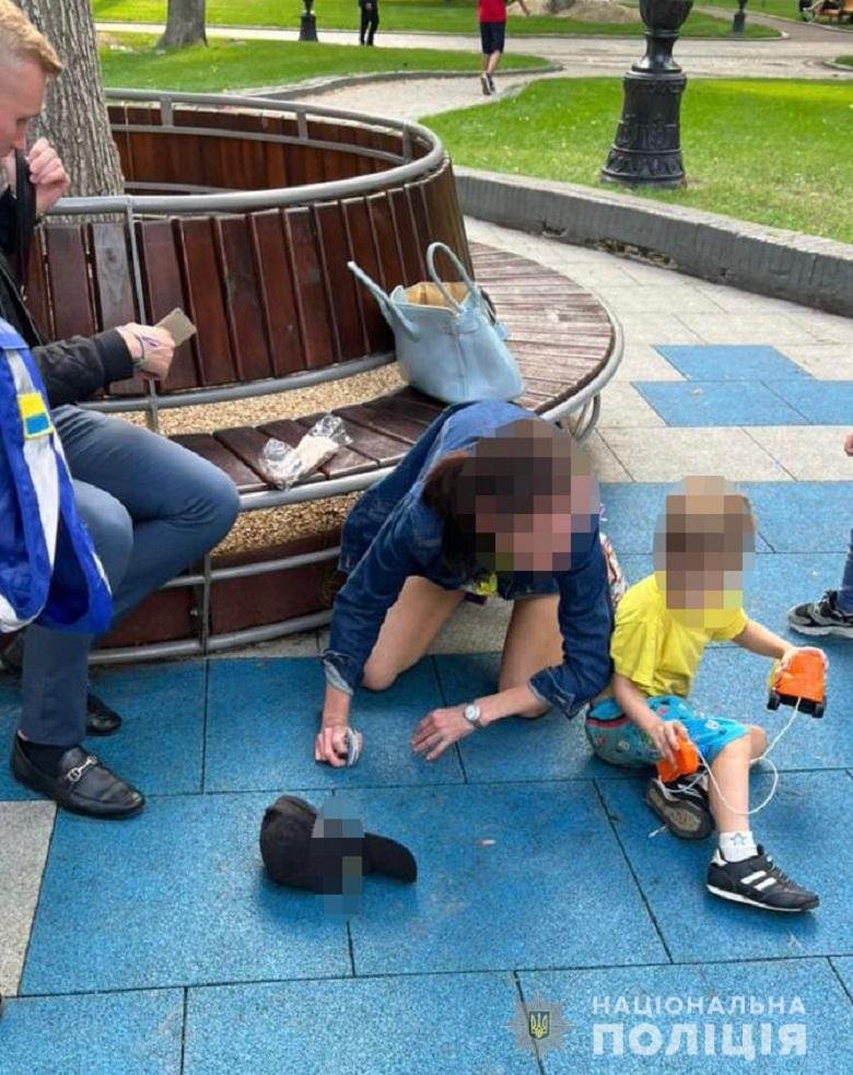 В Киеве в Мариинском парке лежала в стельку пьяная женщина, а ее 5-летний сын играл рядом