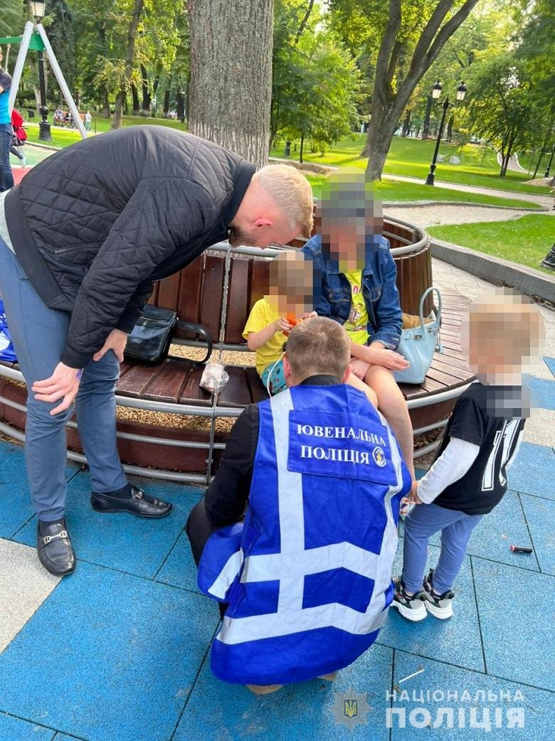 В Киеве в Мариинском парке лежала в стельку пьяная женщина, а ее 5-летний сын играл рядом