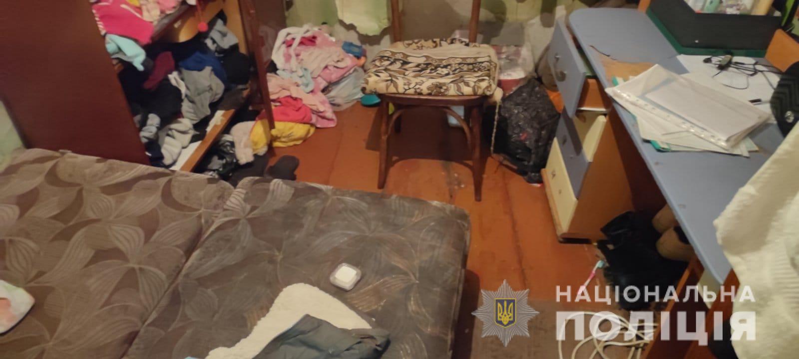 В забороненому місці перебігала дорогу і впала на тротуарі: у Харкові у горе-матері забрали дитину